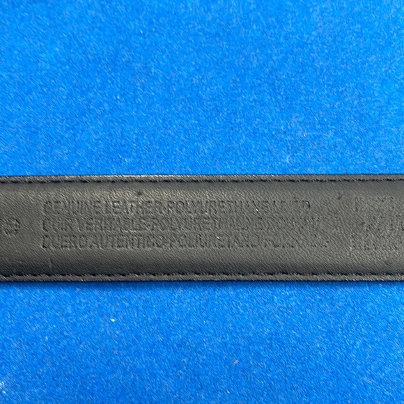 Liz Claiborne black leather belt with brass buckle - Picture 4 of 6